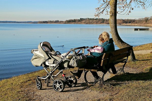 Auch Menschen ohne Behinderung schätzen Barrierefreie Angebote, so wie diese Mutter mit Kinderwagen an einem See